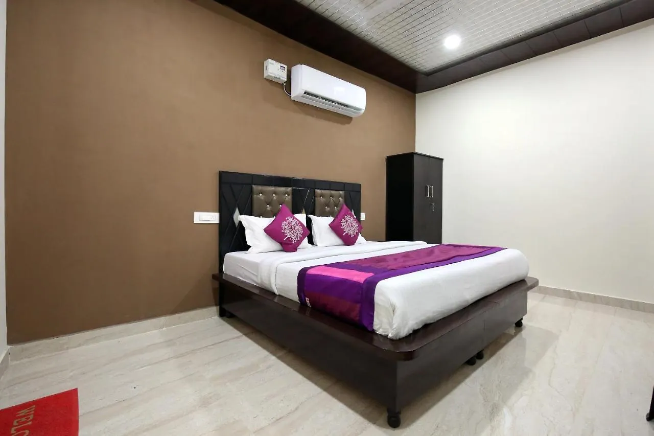Oyo The Platinum Hotel Zirakpur 3*,  India